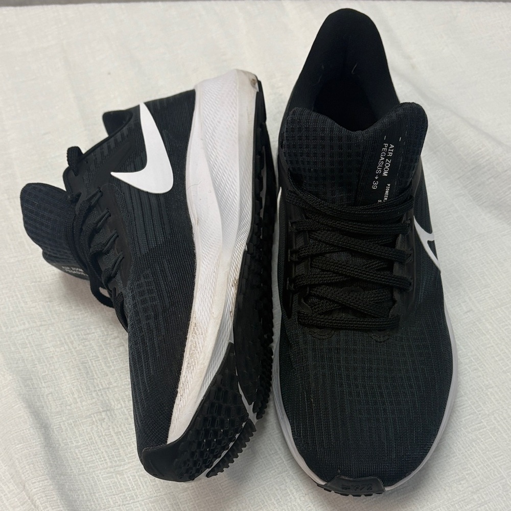 Nike Women’s Black and White Air Zoom Pegasus Running Shoes, size 8